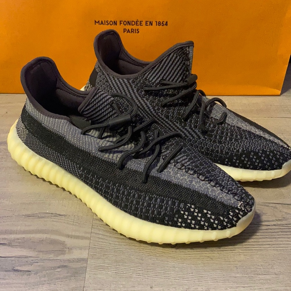 Yeezy 350 V2 carbon